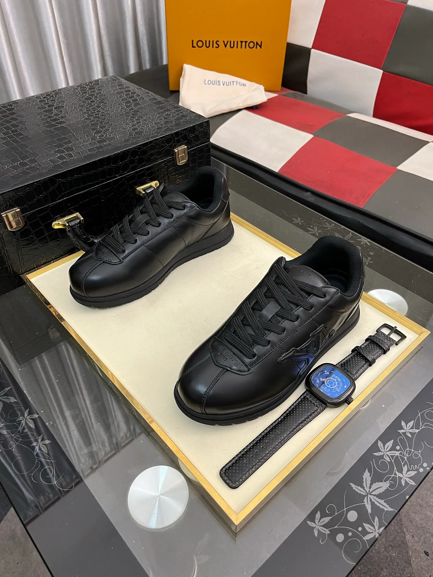 Men's shoes 💰700⌚️⌚️LV TARINE Louis Vuitton x Tyler joint model Donkey brand L family embossed couple style casual sneakers skate shoes original purchase and development This LV Trainer sneaker comes from the Louis Vuitton and Tyler collaboration series. The Monogram pattern and brand logo are transformed into nubuck calf leather embossing and side decoration respectively, witnessing the artist's creative interpretation of classic elements. The deep tones accentuate the complex upper, which requires hours of craftsmanship to complete. Exquisitely packaged at the delivery counter🛍📦 ▪️Fabrics: Original customized first-layer cowhide ▪️Inner lining: Original customized breathable mesh ▪️Outsole: Original open-molded two-color TPU combination outsole ▪️Sole thickness: 3CM ▪️Size: Women's 35-40 / Men's 38-46